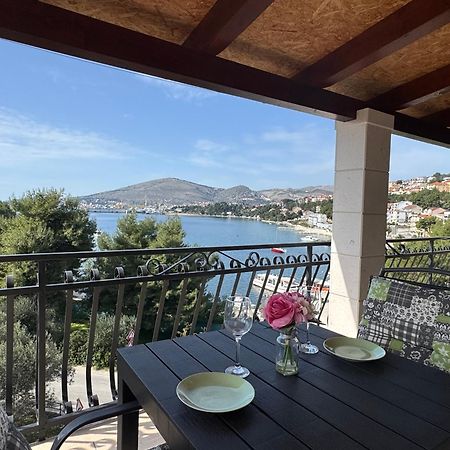 Apartments Villa Mirella 20 M From The Sea - Free Parking Trogir Exterior foto