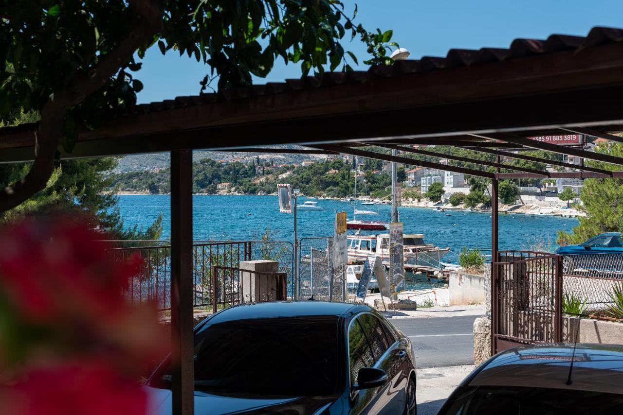 Apartments Villa Mirella 20 M From The Sea - Free Parking Trogir Exterior foto