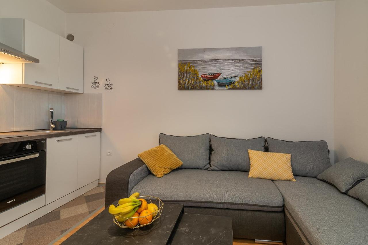 Apartments Villa Mirella 20 M From The Sea - Free Parking Trogir Exterior foto