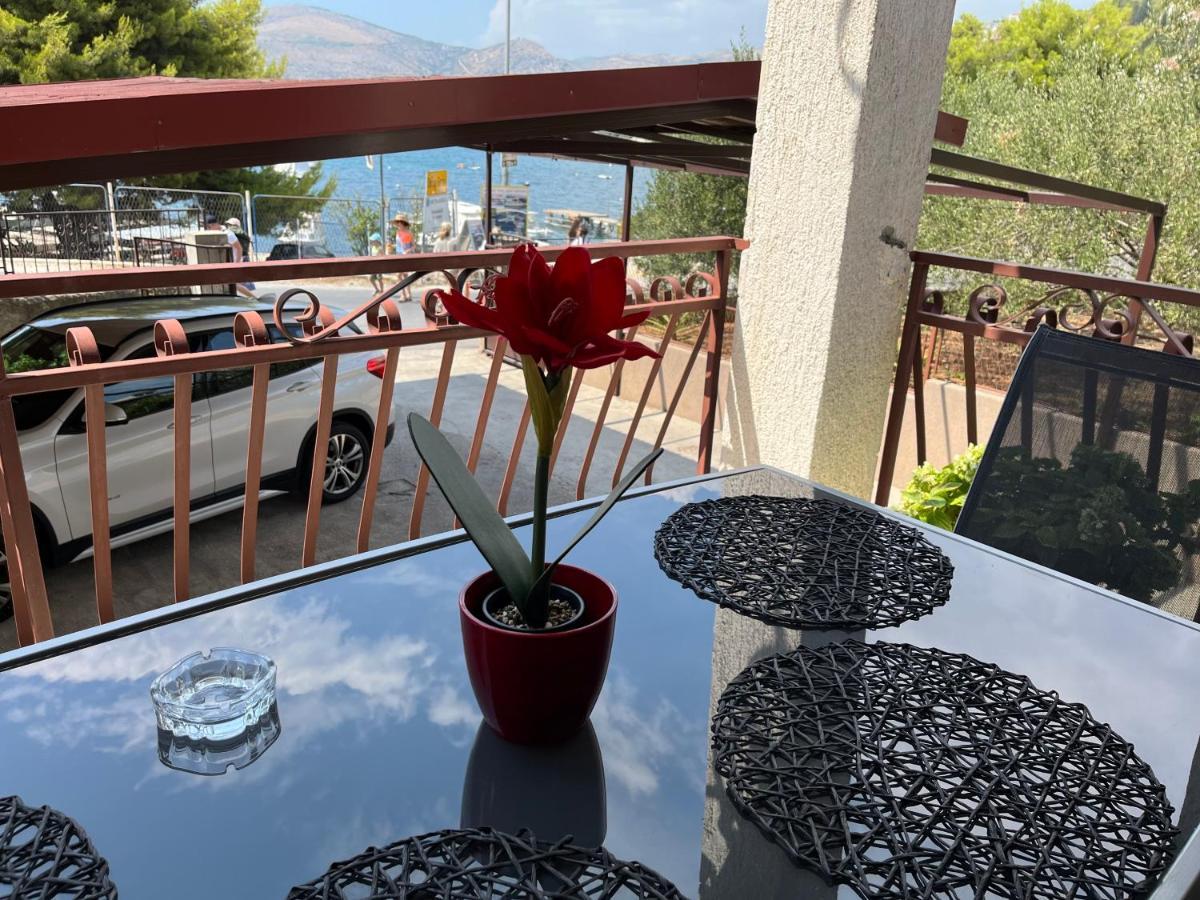 Apartments Villa Mirella 20 M From The Sea - Free Parking Trogir Exterior foto