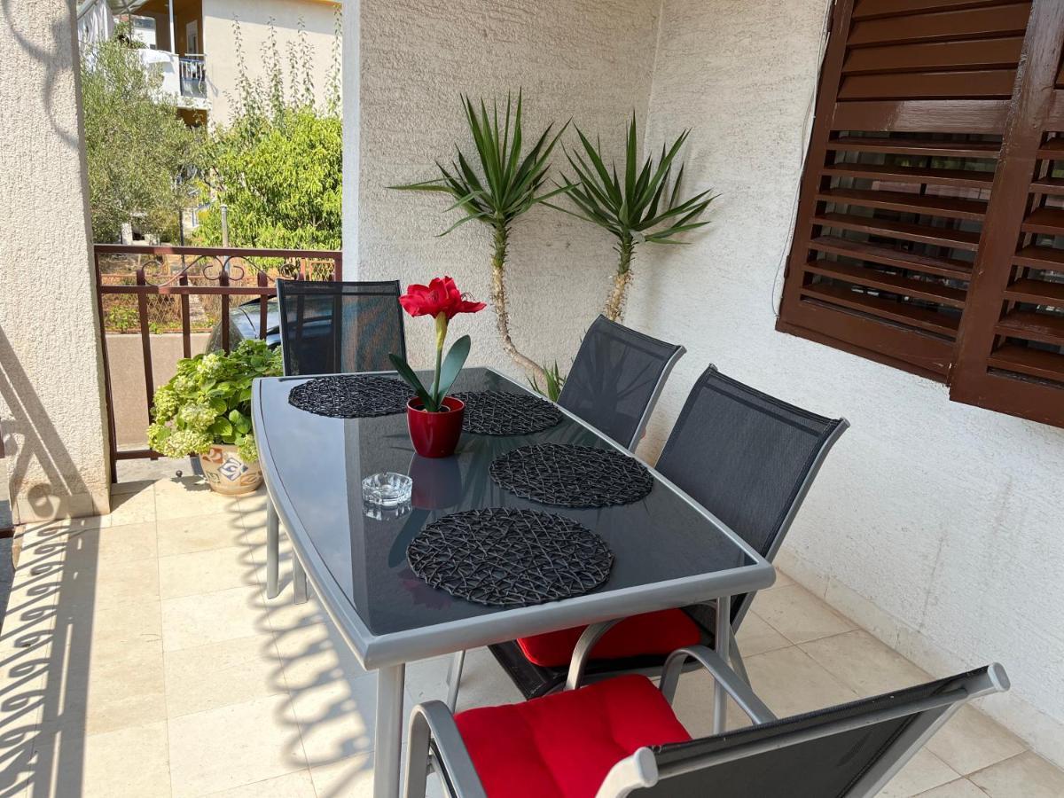 Apartments Villa Mirella 20 M From The Sea - Free Parking Trogir Exterior foto