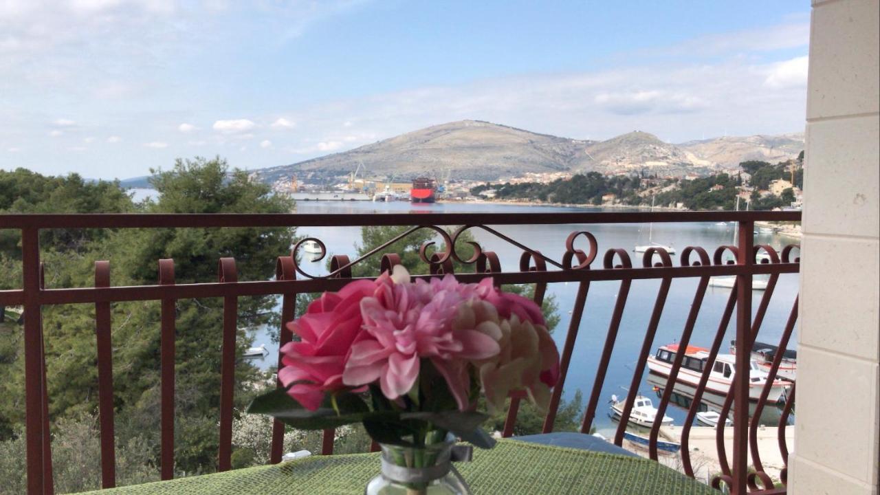 Apartments Villa Mirella 20 M From The Sea - Free Parking Trogir Exterior foto
