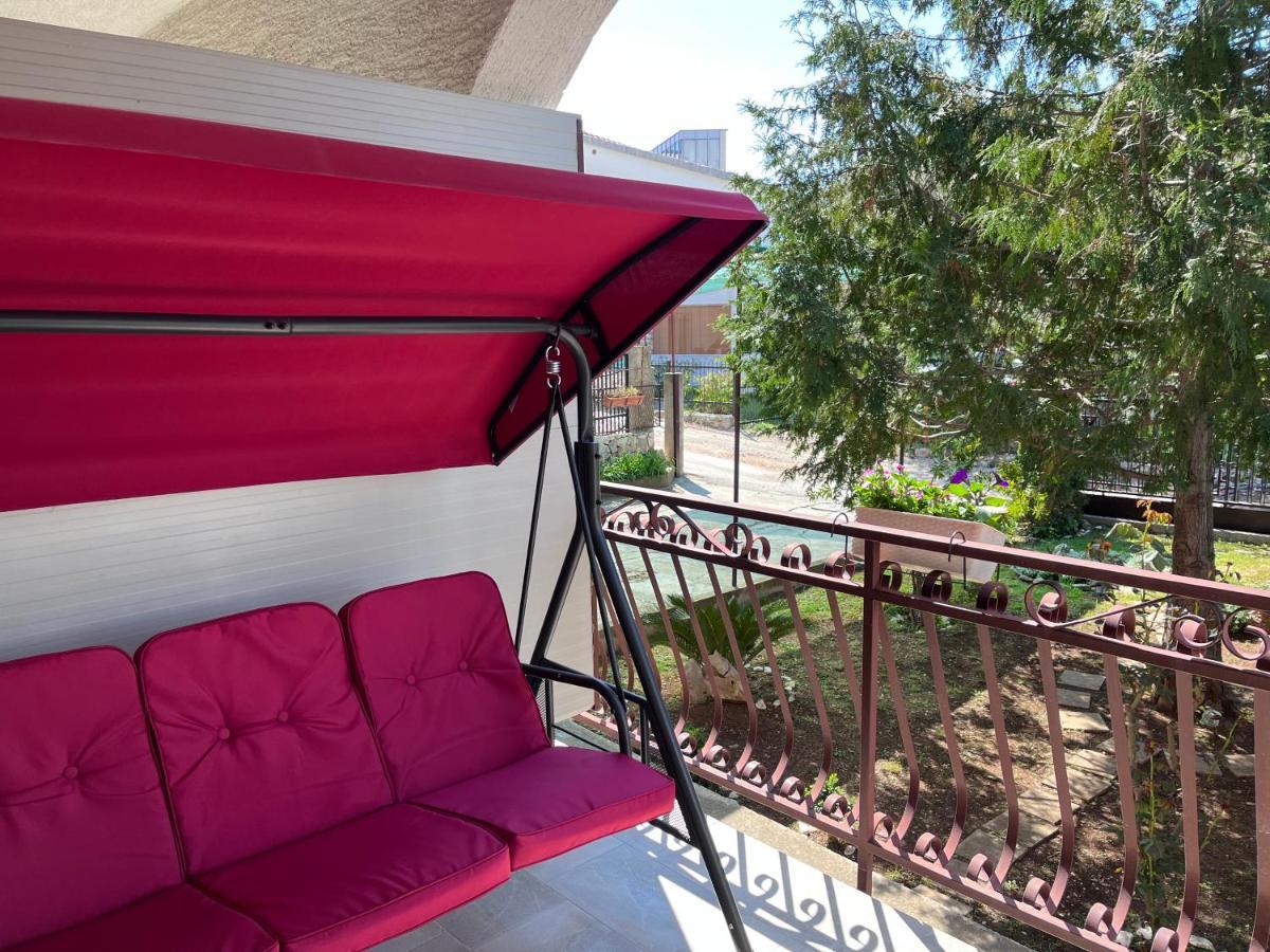 Apartments Villa Mirella 20 M From The Sea - Free Parking Trogir Exterior foto