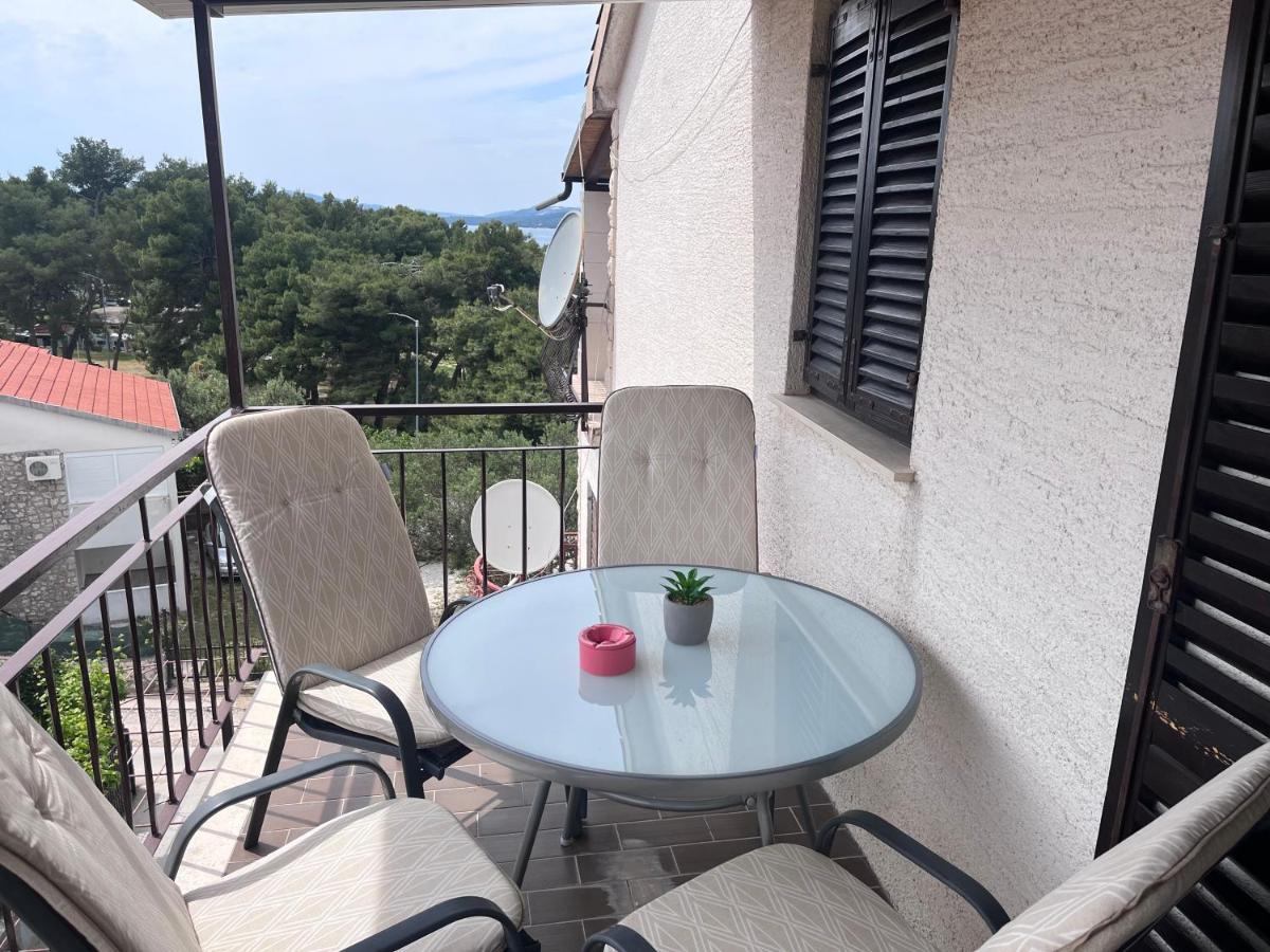 Apartments Villa Mirella 20 M From The Sea - Free Parking Trogir Exterior foto