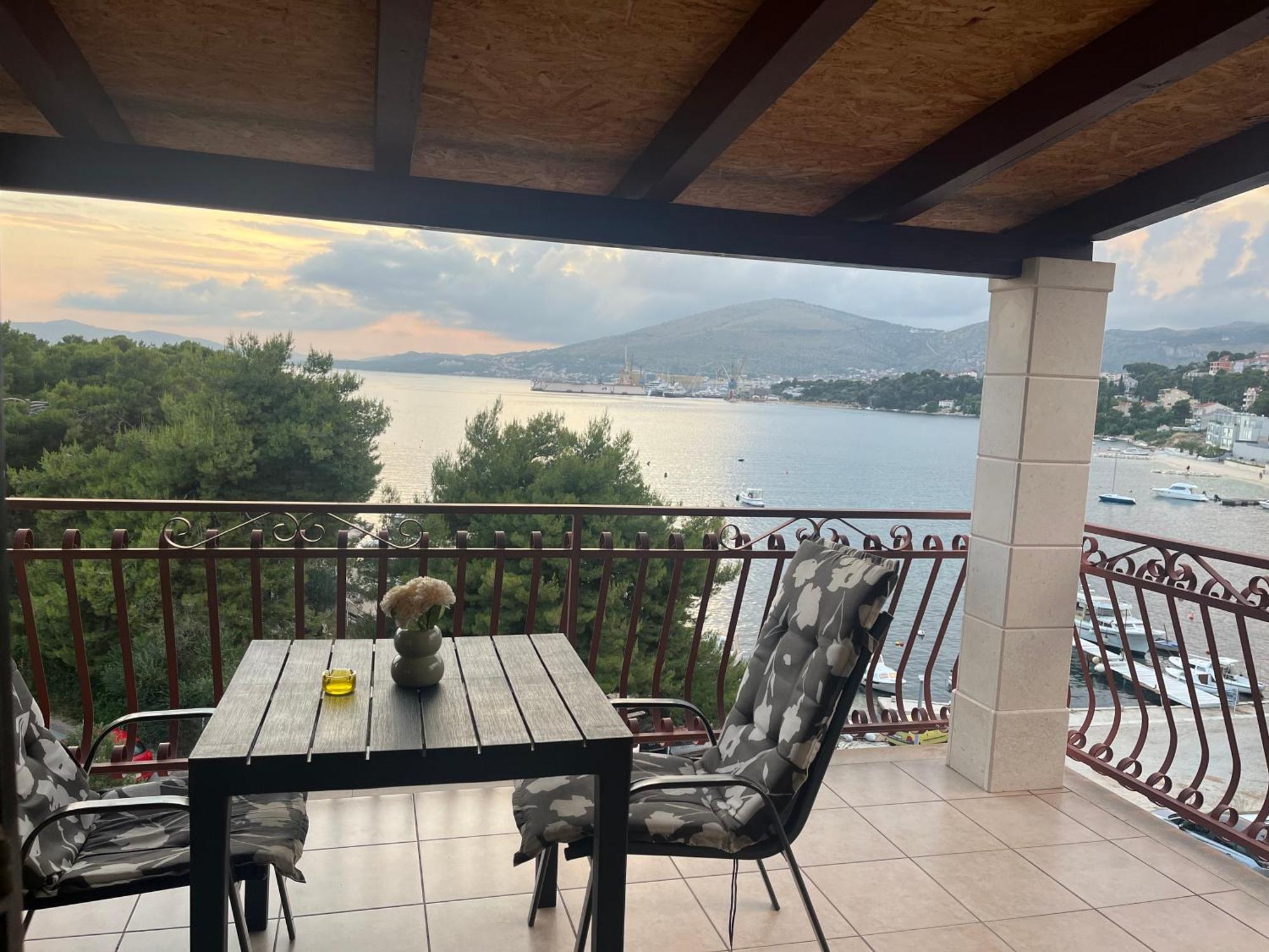 Apartments Villa Mirella 20 M From The Sea - Free Parking Trogir Exterior foto