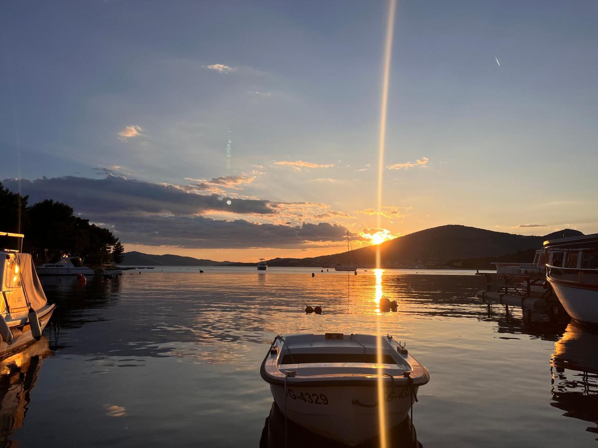 Apartments Villa Mirella 20 M From The Sea - Free Parking Trogir Exterior foto