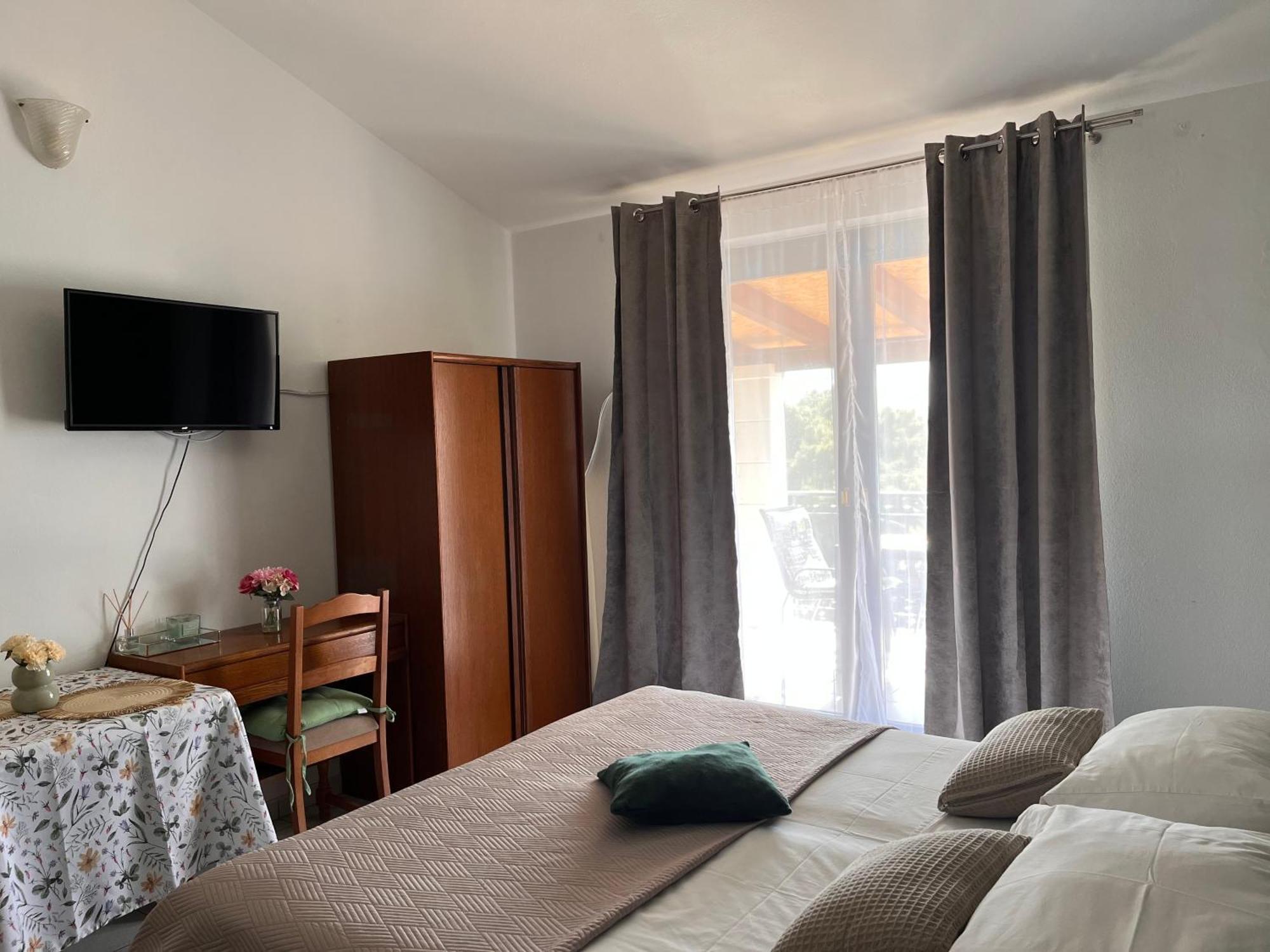 Apartments Villa Mirella 20 M From The Sea - Free Parking Trogir Exterior foto