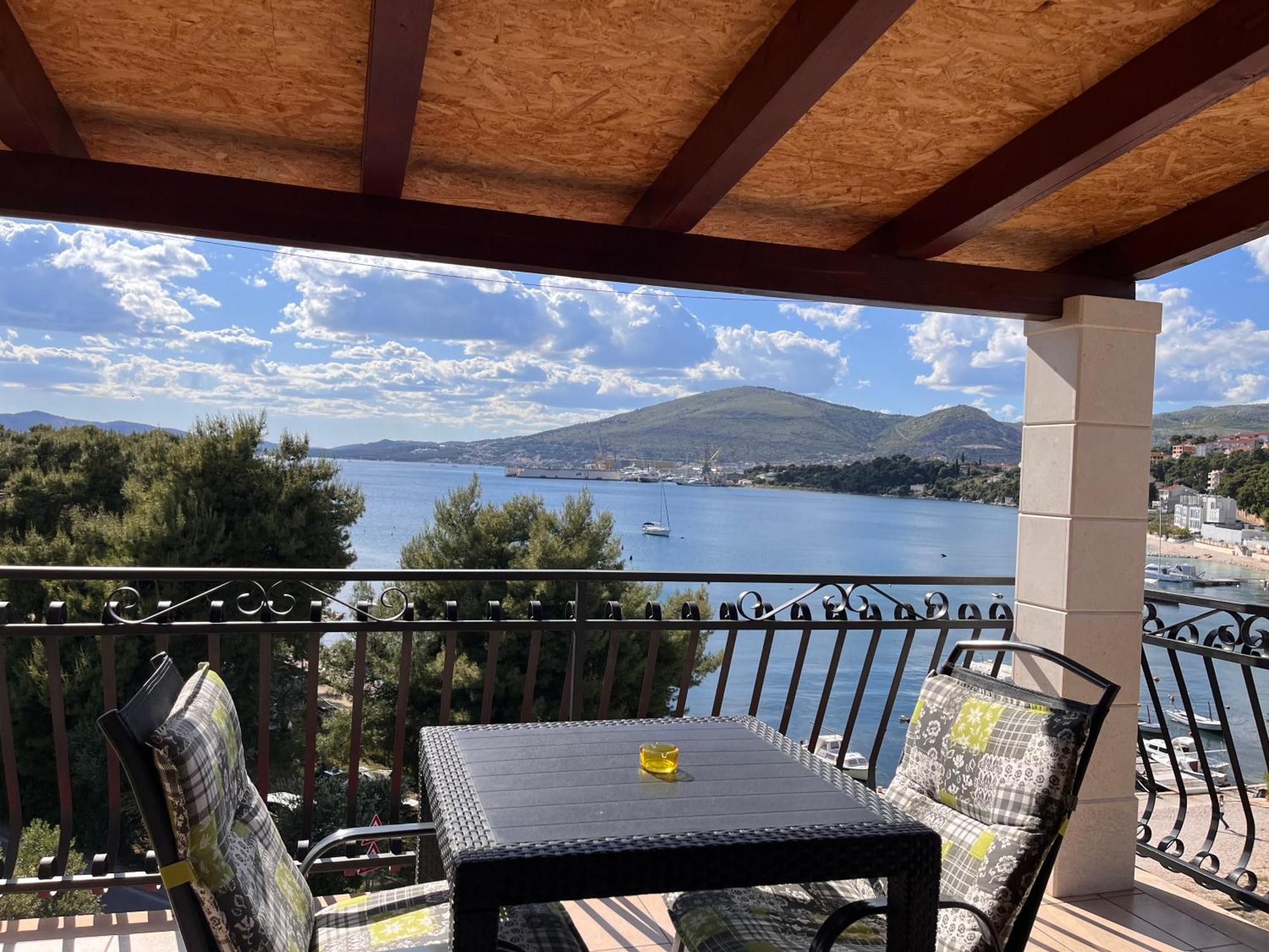 Apartments Villa Mirella 20 M From The Sea - Free Parking Trogir Exterior foto