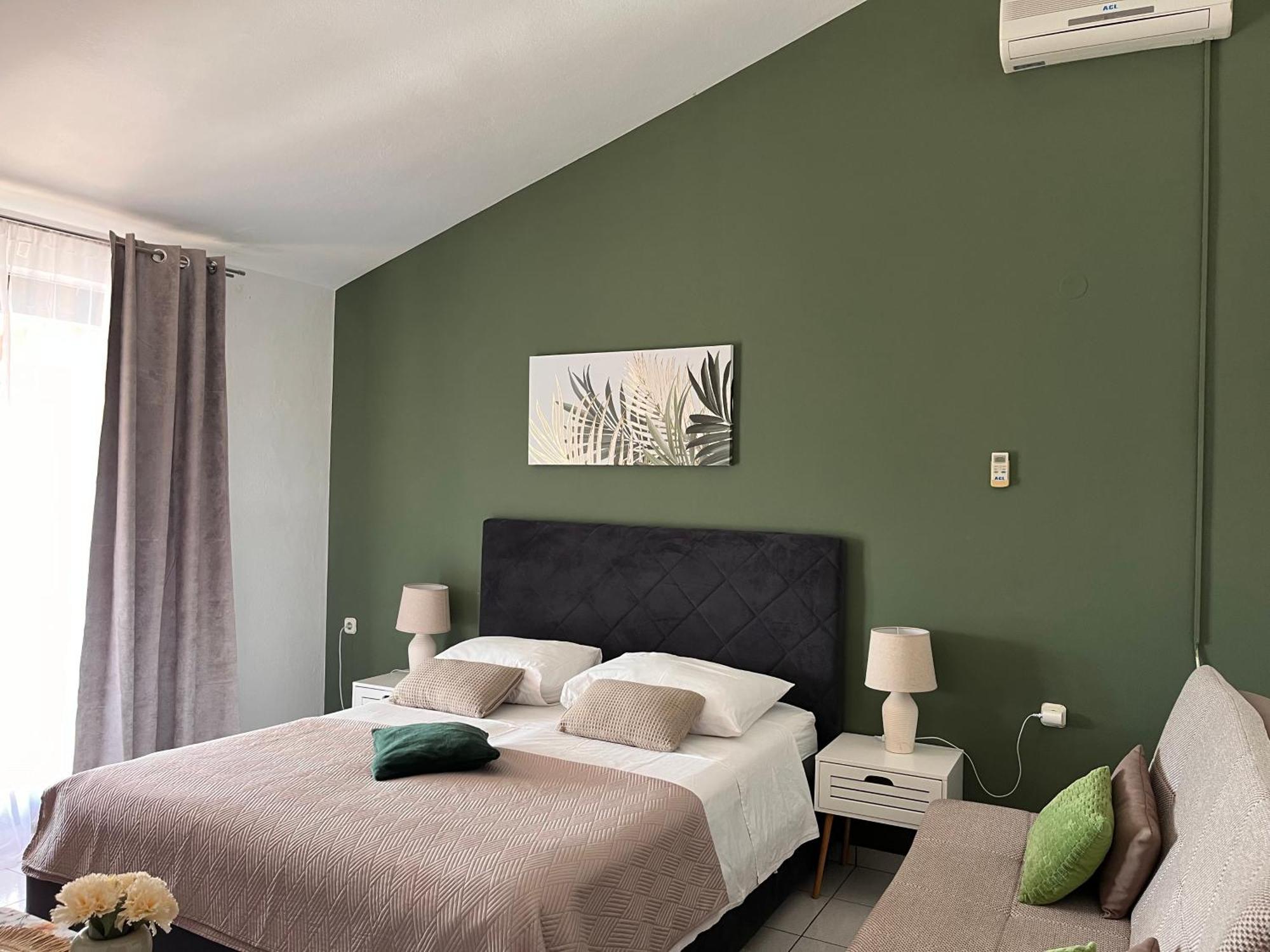 Apartments Villa Mirella 20 M From The Sea - Free Parking Trogir Exterior foto