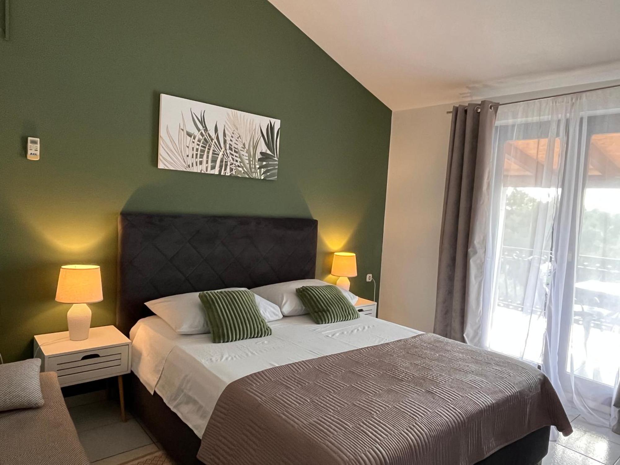 Apartments Villa Mirella 20 M From The Sea - Free Parking Trogir Exterior foto