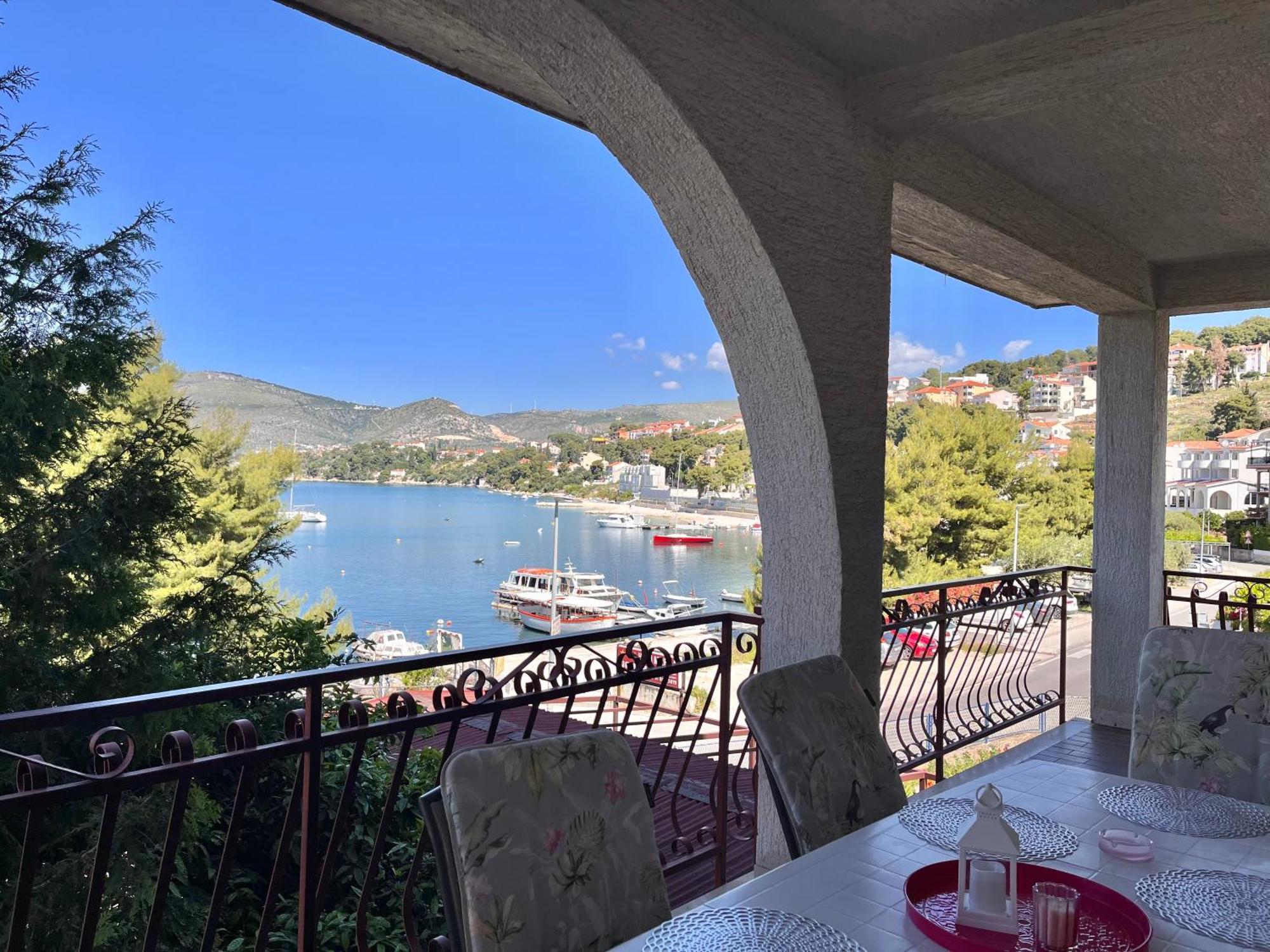 Apartments Villa Mirella 20 M From The Sea - Free Parking Trogir Exterior foto