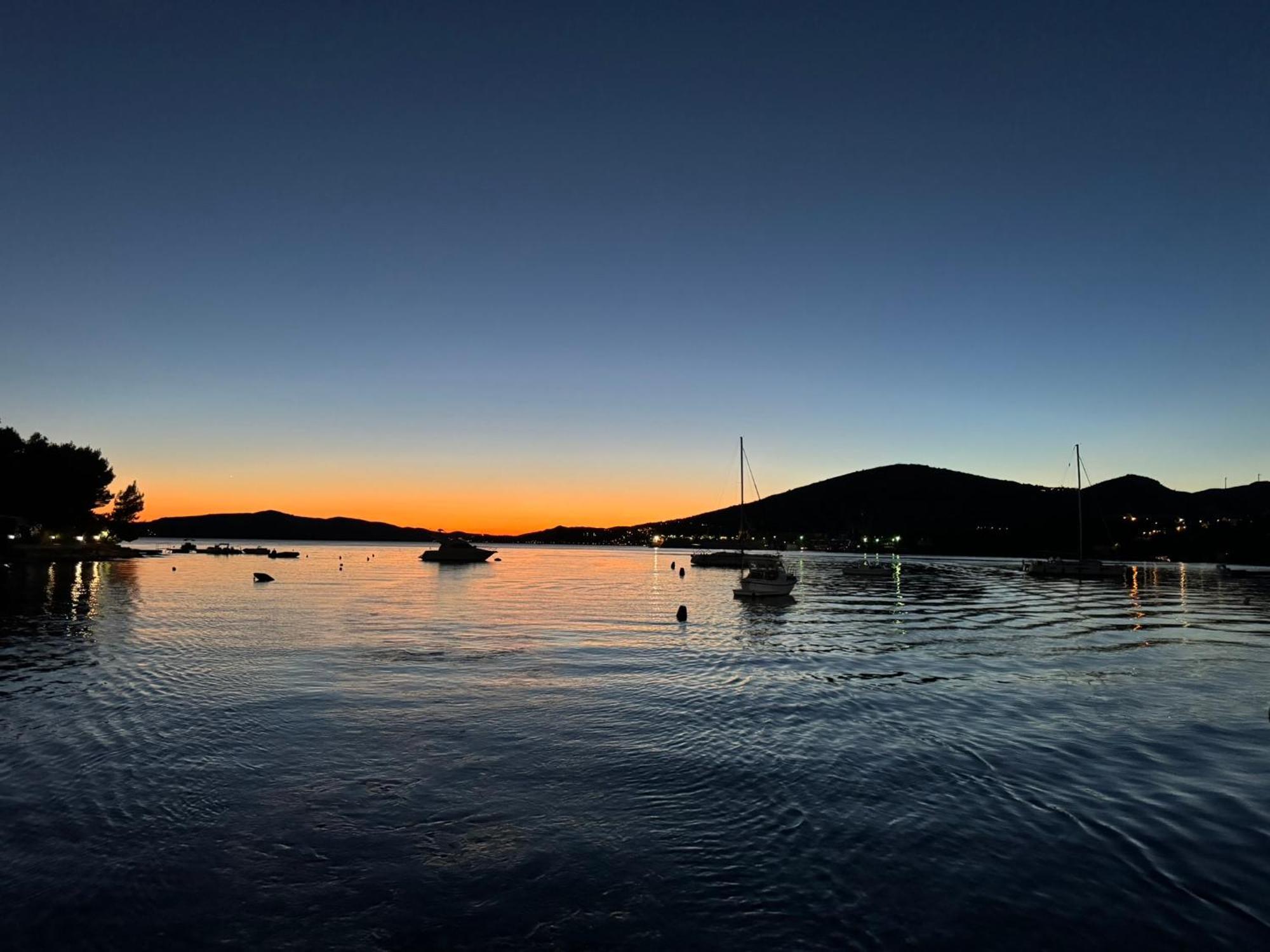 Apartments Villa Mirella 20 M From The Sea - Free Parking Trogir Exterior foto