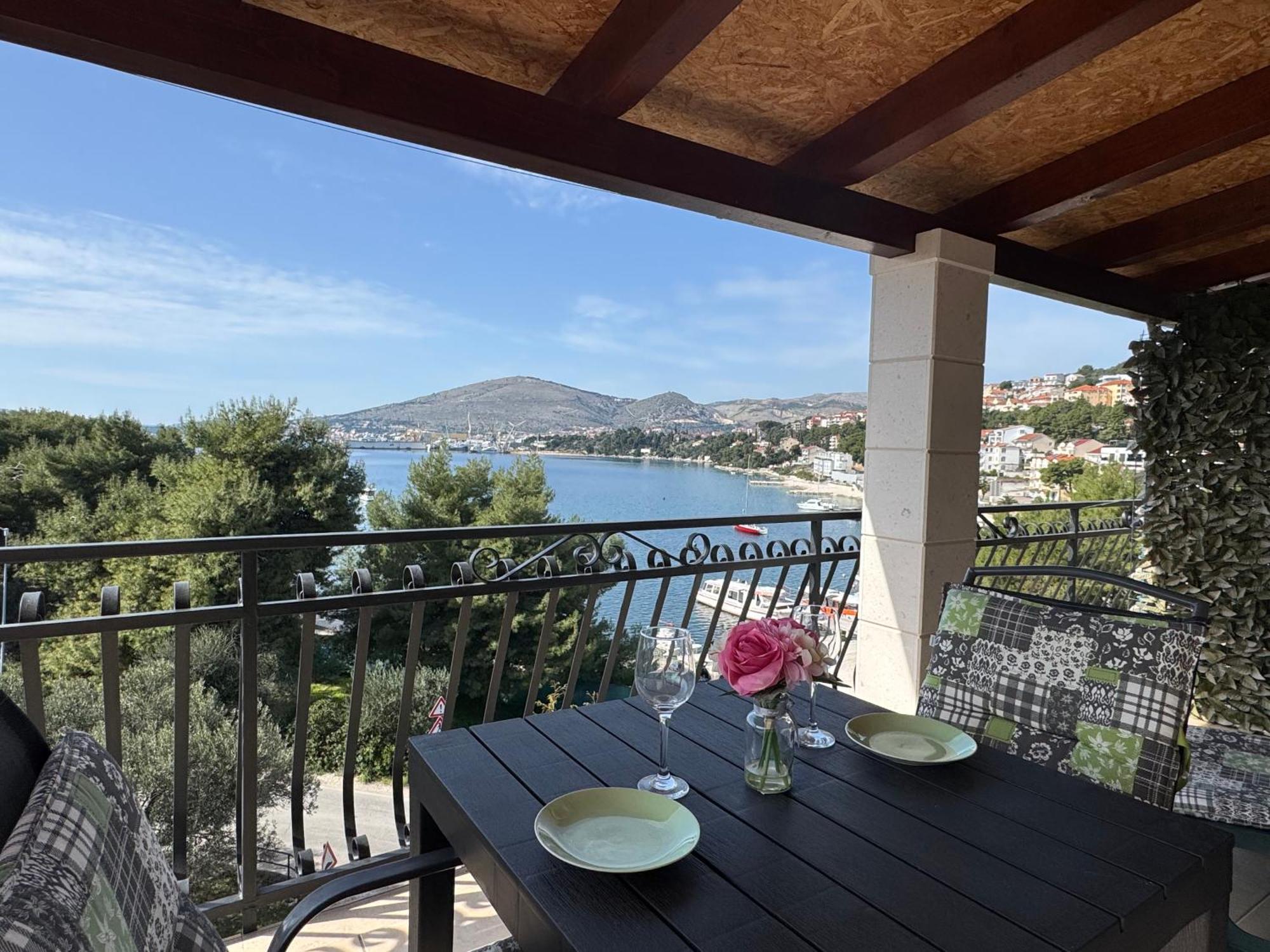 Apartments Villa Mirella 20 M From The Sea - Free Parking Trogir Exterior foto