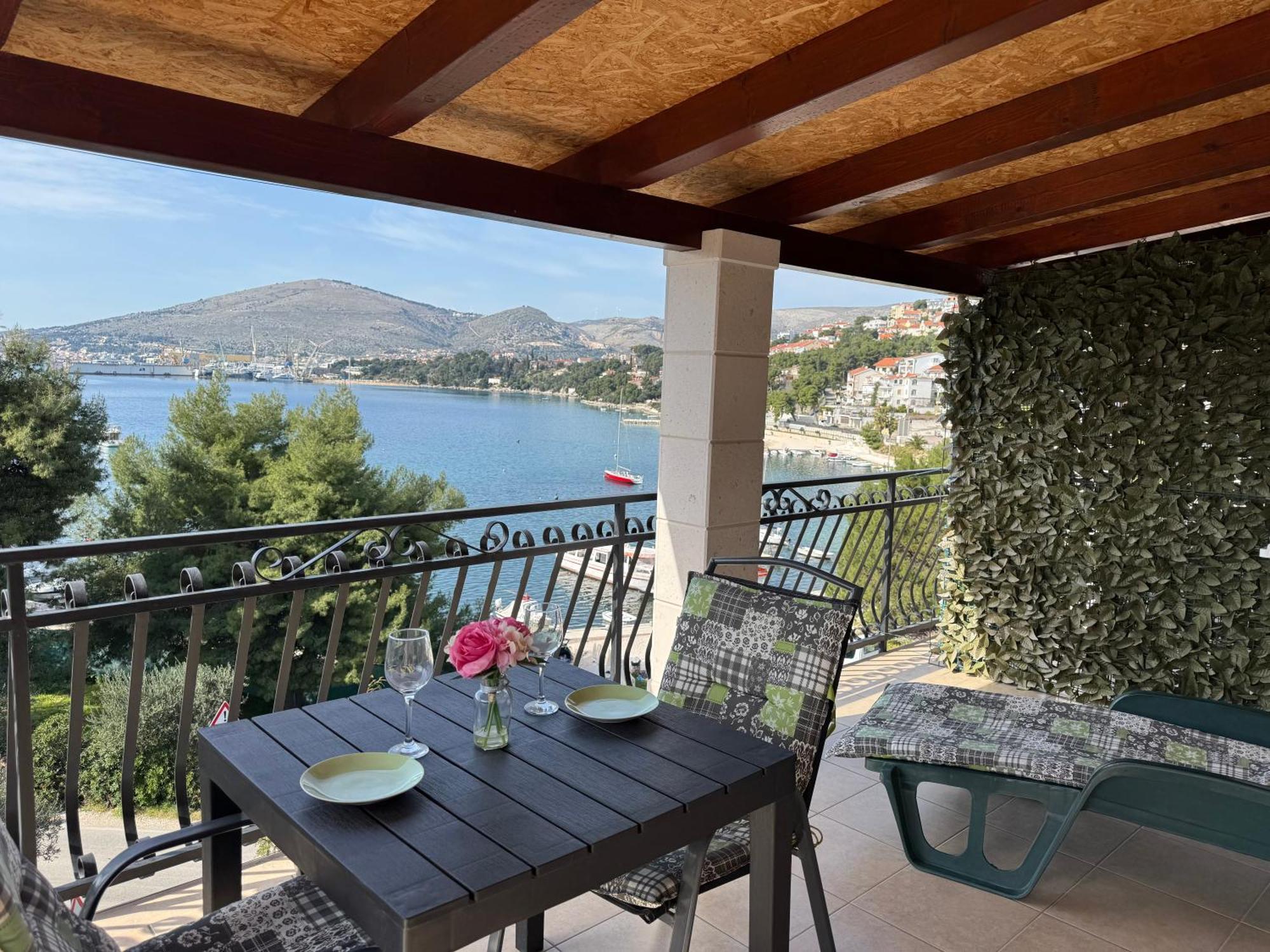 Apartments Villa Mirella 20 M From The Sea - Free Parking Trogir Exterior foto