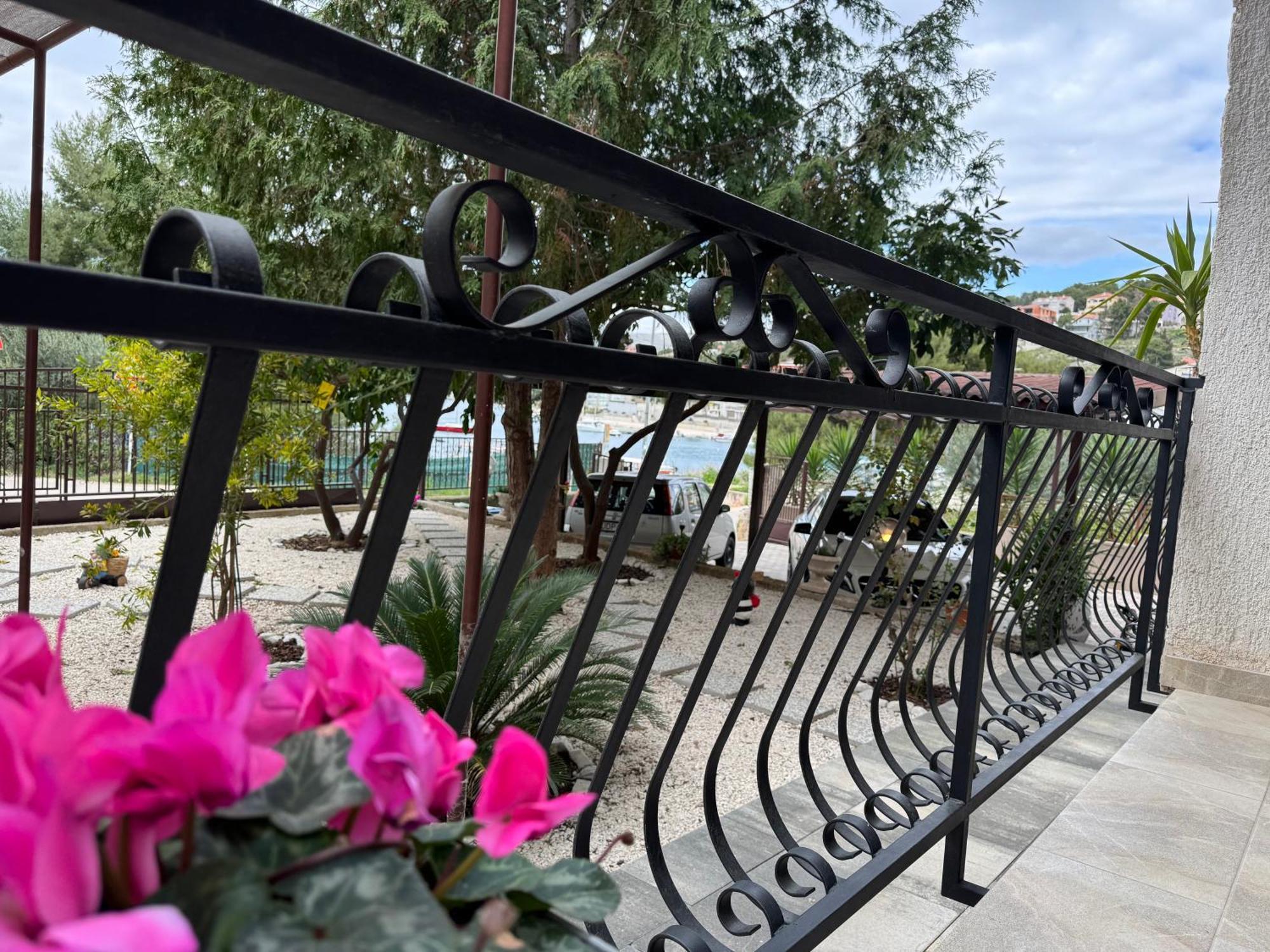Apartments Villa Mirella 20 M From The Sea - Free Parking Trogir Exterior foto